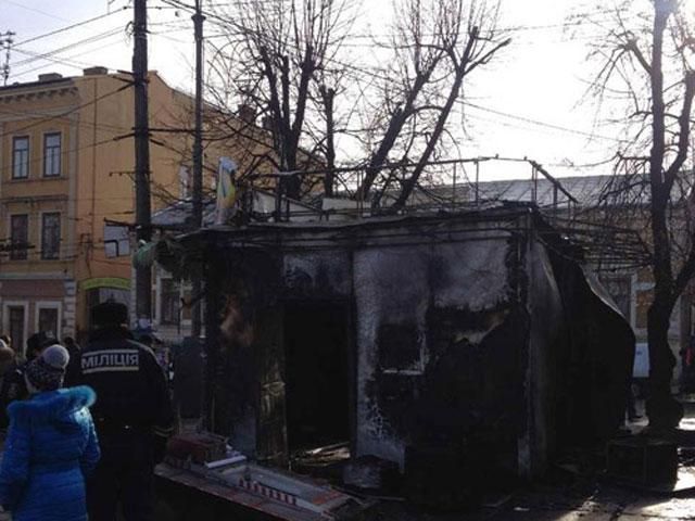 В центре Черновцов дотла сгорел кинотеатр (Фото. Видео)