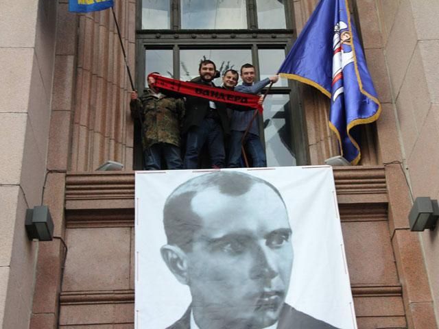 На КГГА повесили портрет Бандеры На КГГА повесили портрет Бандеры