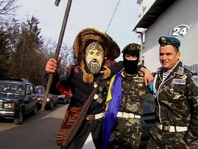 На Чернівеччині святкували Маланку за участі "беркутівців" та колишніх президентів