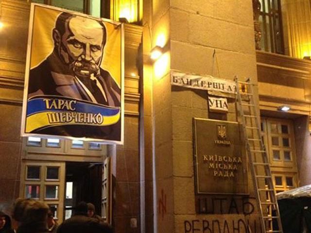 Портрет Бандери на КМДА замінили Шевченком Портрет Бандери на КМДА замінили Шевченком