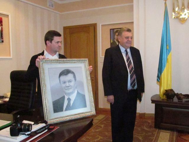 На Тернопільщині діти за два місяці вишили портрет Януковича (Фото) На Тернопільщині діти за два місяці вишили портрет Януковича (Фото)