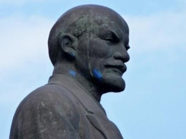 В поселке на Полтавщине община восстановила разрушенного Ленина В поселке на Полтавщине община восстановила разрушенного Ленина