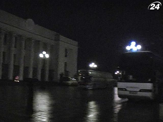 У дворі Верховної Ради розташувались 10 автобусів "Беркуту"