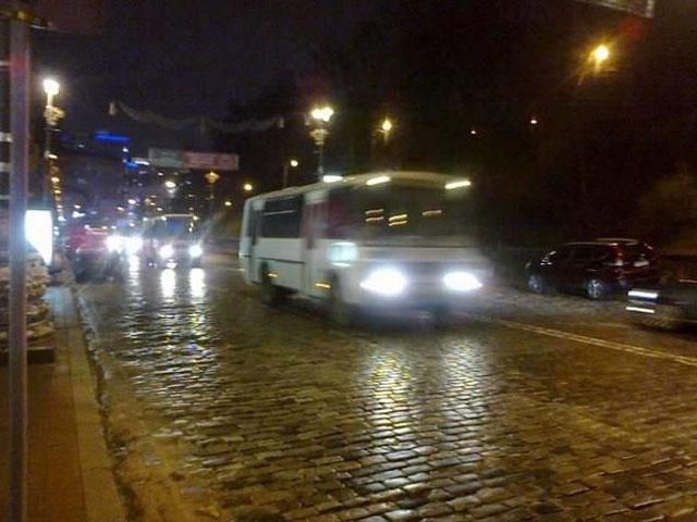Под Кабмином - более десятка автобусов с "Беркутом" и КАМаз (Фото)