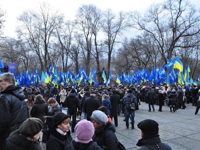 В Киеве - 2 тысячи силовиков и 70 автобусов "антимайдановцев", - СМИ