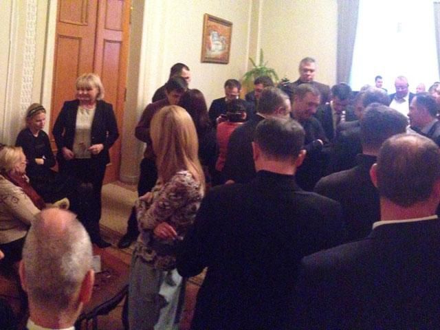 Оппозиция заблокировала Рыбака в собственном кабинете Оппозиция заблокировала Рыбака в собственном кабинете
