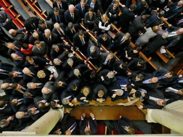 В Раде депутаты голосуют, поднимая руки В Раде депутаты голосуют, поднимая руки