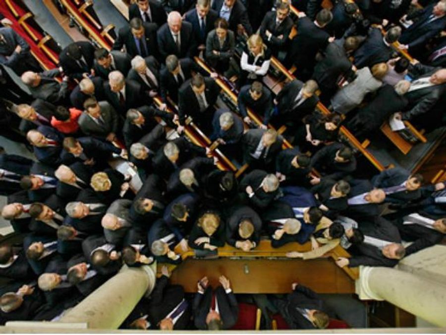 В Раде депутаты голосуют, поднимая руки