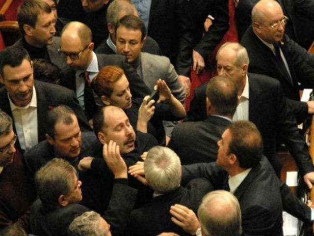 Сьогодні у Раді билися і голосували руками (Фото) Сьогодні у Раді билися і голосували руками (Фото)