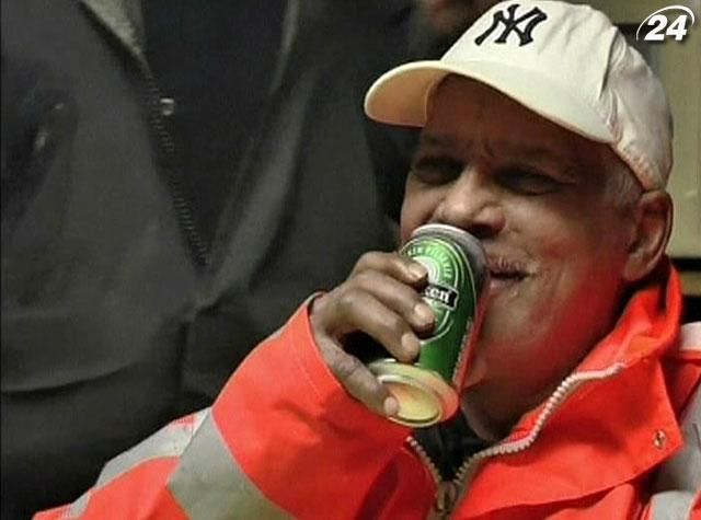 В Нидерландах алкоголикам за уборку платят пивом В Нидерландах алкоголикам за уборку платят пивом