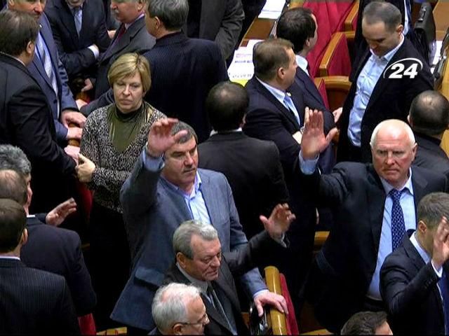 Подія дня. Депутати з бійками і ручним голосуванням прийняли 11 законопроектів Подія дня. Депутати з бійками і ручним голосуванням прийняли 11 законопроектів