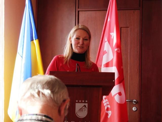 Нардепа Іонову, яку вдарив регіонал Малишев, забрала швидка Нардепа Іонову, яку вдарив регіонал Малишев, забрала швидка