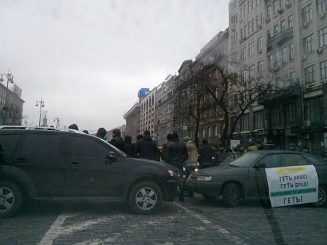 АнтиАвтомайдан оточив активістів на Європейській площі (Фото)