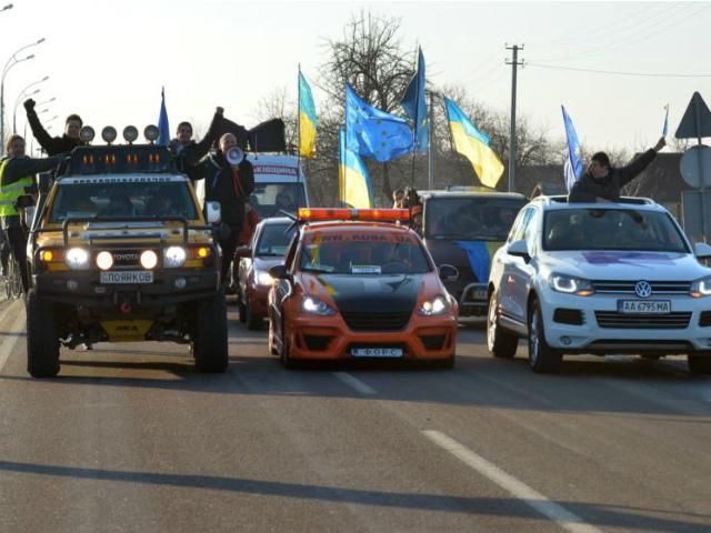 АнтиАвтомайдан окружил активистов на Европейской площади (Фото)