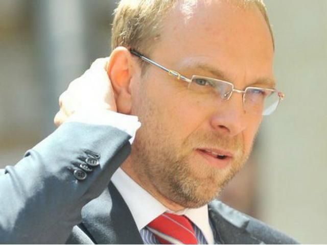 Суд закрив справу проти Власенка за побиття Окунської Суд закрив справу проти Власенка за побиття Окунської