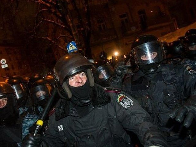 "Беркут" жестоко избил мужчину под Межигорьем "Беркут" жестоко избил мужчину под Межигорьем