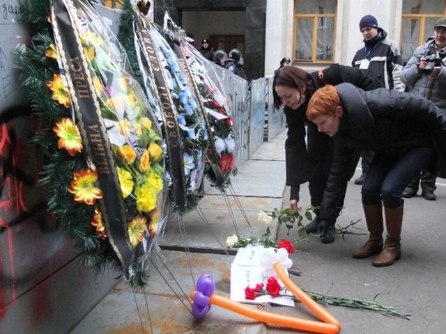 "Похорон" на Банковій: журналісти принесли траурні вінки демократії (Фото)