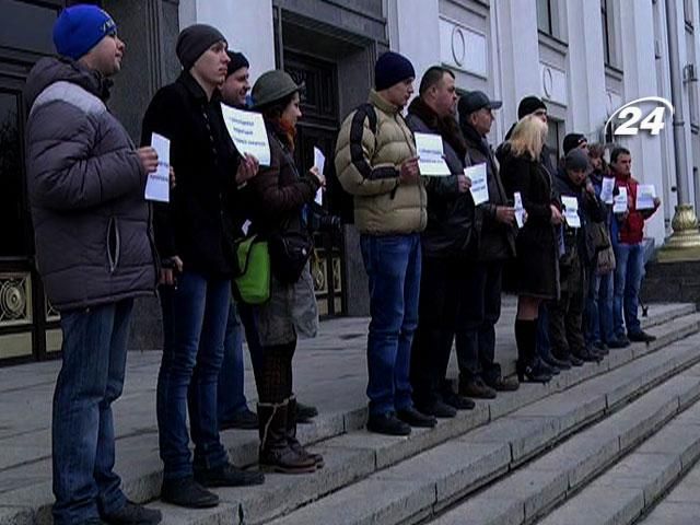 Журналісти Луганська протестували проти новоприйнятих законів