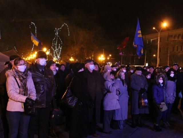 На Євромайдан у Львові прийшли мітингувальники у масках і касках (Фото)