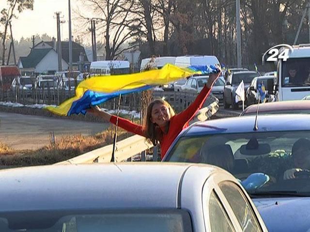 Двом учасникам Автомайдану суд повернув водійські посвідчення Двом учасникам Автомайдану суд повернув водійські посвідчення