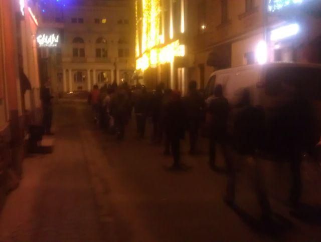 Львівські радикали заявили про готовність до нічного спротиву (Фото)