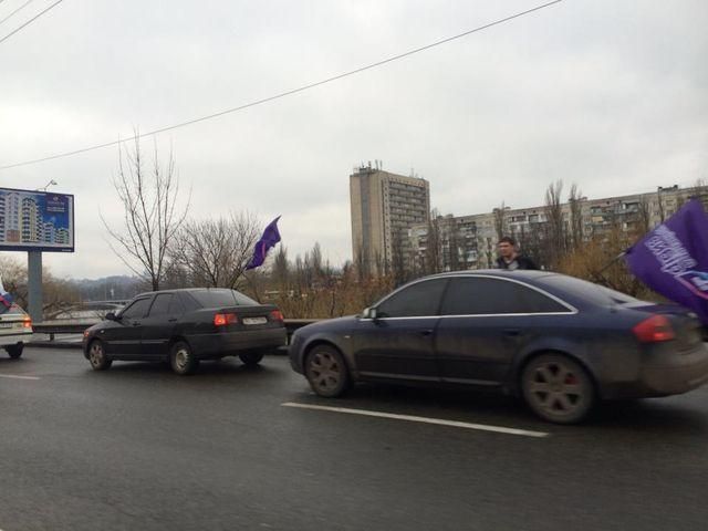 Автоколона від Медведчука їздить по Києву з російським прапором (Фото)