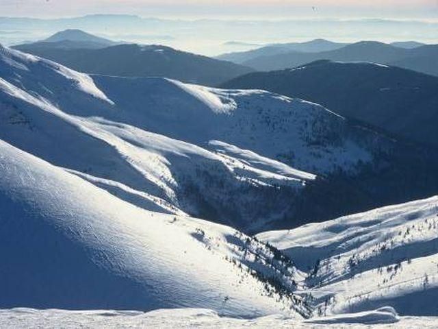 Найближчими днями Карпатам загрожує сходження лавин Найближчими днями Карпатам загрожує сходження лавин