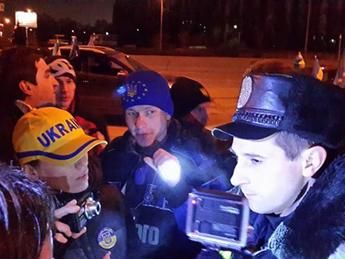 В Киеве Гаишники остановили автомайдановцев за сине-желтые флажки (Видео)
