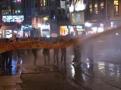 В Стамбуле противников цензуры разогнали водометами (Фото) В Стамбуле противников цензуры разогнали водометами (Фото)