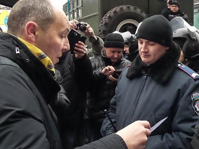 "Беркутовцам" вручили повестки в народный суд "Беркутовцам" вручили повестки в народный суд