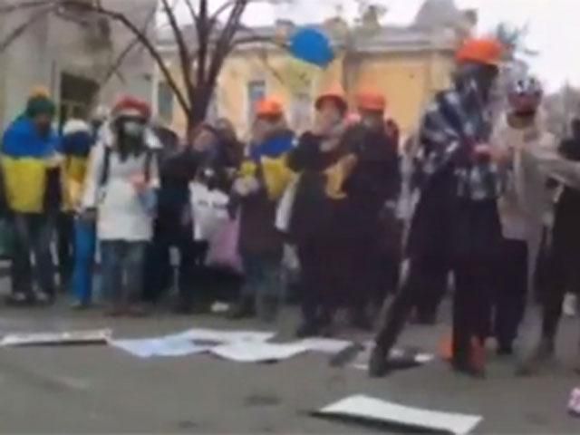 “Злі українки” закидали міліцію м’якими іграшками (Фото)