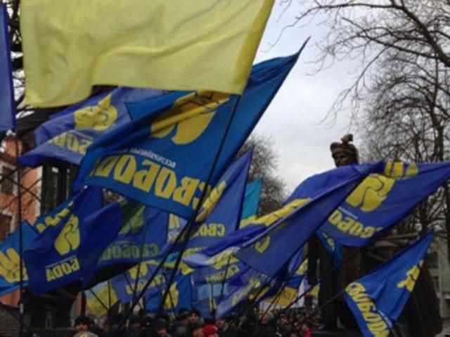 "Титушки" в Донецке поломали флаги Украины и "Свободы"