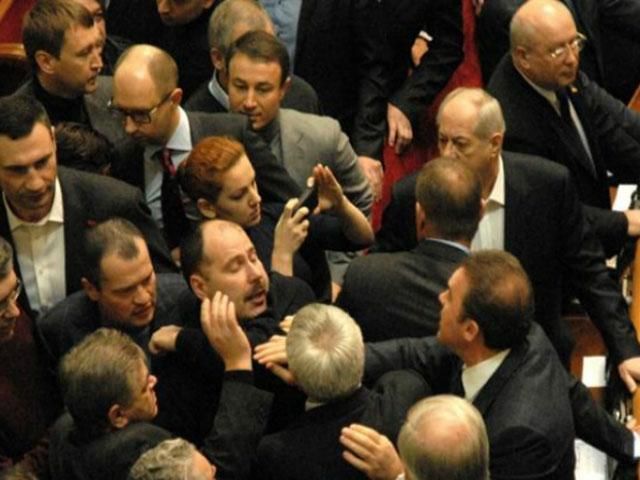 Опозиція оскаржила в суді “поліцейські закони” Опозиція оскаржила в суді “поліцейські закони”