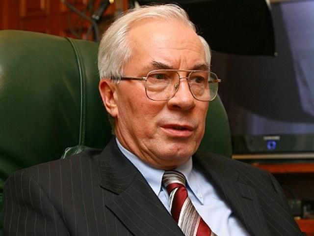 Азаров стане кісткою, яку Янукович кине опозиції, - політолог Азаров стане кісткою, яку Янукович кине опозиції, - політолог