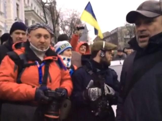 До Верховної Ради підтягуються мітингувальники та міліція, виникла штовханина До Верховної Ради підтягуються мітингувальники та міліція, виникла штовханина