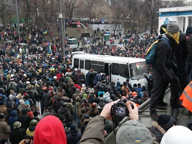 Под стадионом "Динамо" столкновения между митингующими и правоохранителями Под стадионом "Динамо" столкновения между митингующими и правоохранителями