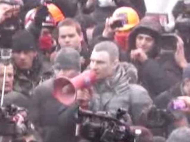 Кличко постраждав від невідомих речовин під час сутичок поблизу Ради Кличко постраждав від невідомих речовин під час сутичок поблизу Ради