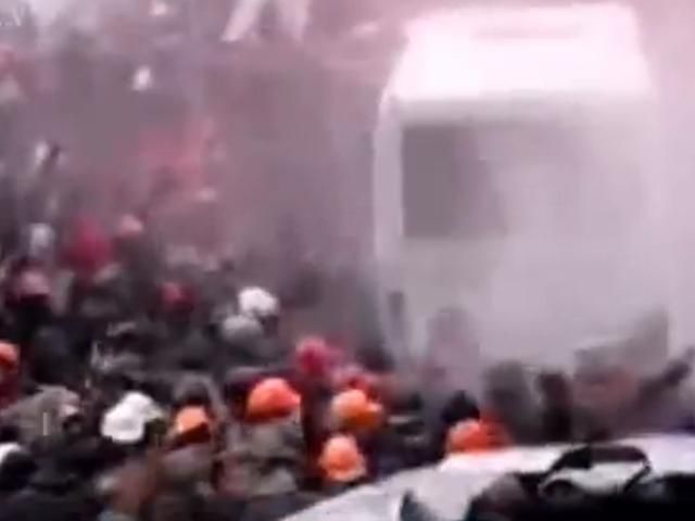 Милиция применяет шумовые гранаты, активисты забрасывают их петардами