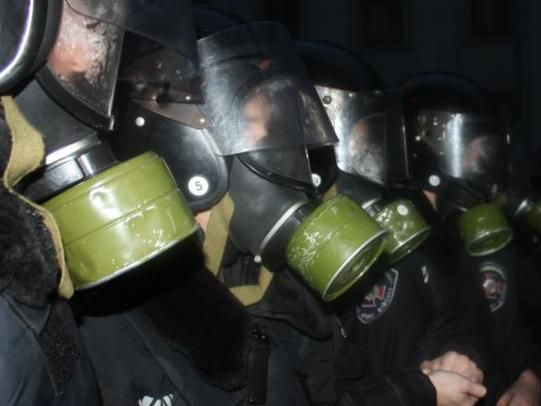 На подъезде к Грушевского выстроились активисты и бойцы ВВ в противогазах