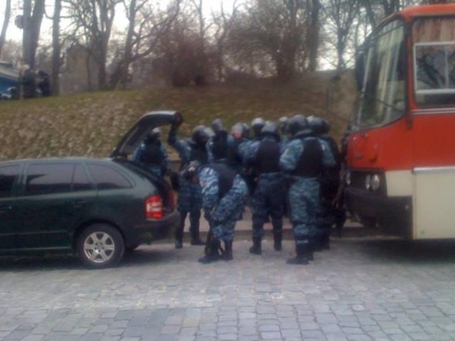 В соцсетях пишут о "Беркуте", который якобы заряжает автоматы у Нацмузея В соцсетях пишут о "Беркуте", который якобы заряжает автоматы у Нацмузея