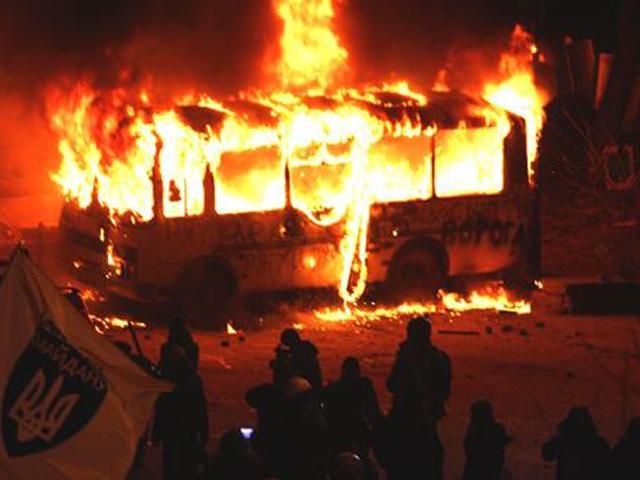 Горить ще один автобус міліціонерів, його гасять з пожежної машини Горить ще один автобус міліціонерів, його гасять з пожежної машини