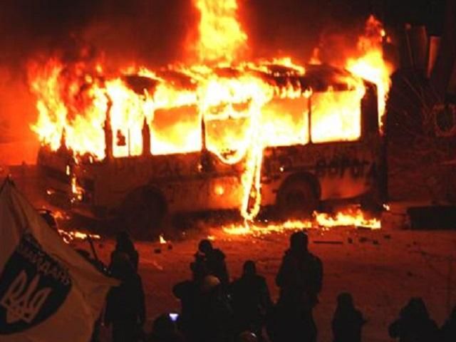 Автобус на Грушевского сгорел дотла (Видео)