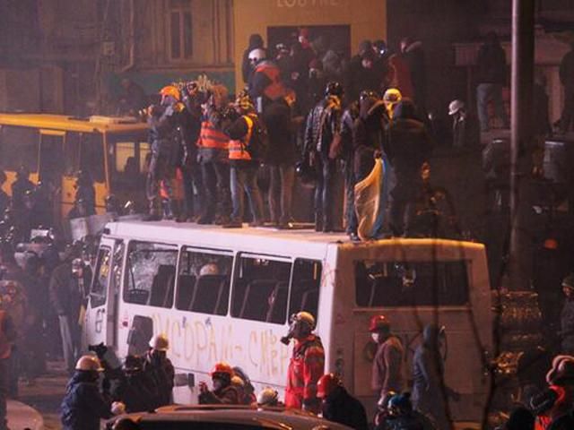 Правоохранители начали активное наступление на активистов, используют водомет (Фото) Правоохранители начали активное наступление на активистов, используют водомет (Фото)