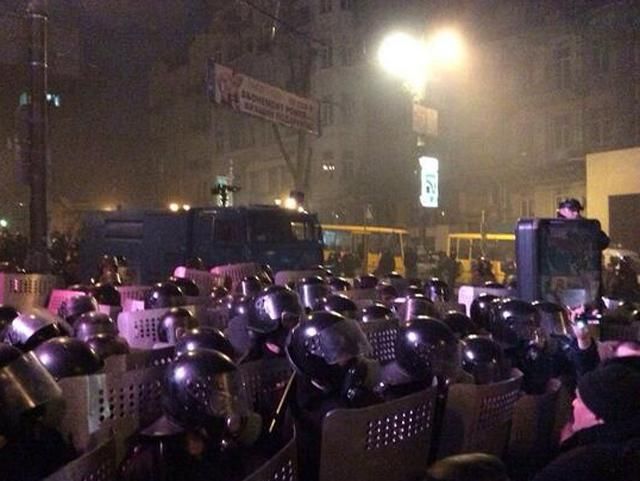 У Києві в силовиків кидають коктейлі Молотова