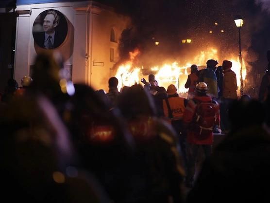 Масова бійка із газом і гранатами у Києві біля стадіону "Динамо" (Фото) Масова бійка із газом і гранатами у Києві біля стадіону "Динамо" (Фото)