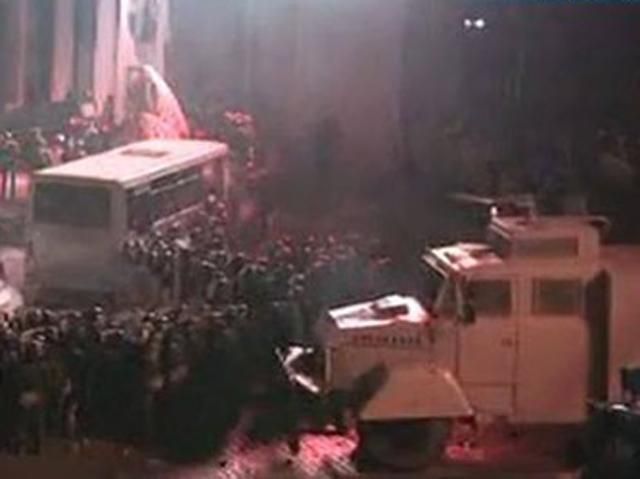 Силовики підтягнули ще два водомети Силовики підтягнули ще два водомети