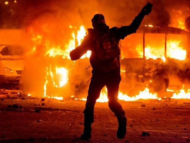 У сутичках під стадіоном "Динамо" постраждало двоє журналістів У сутичках під стадіоном "Динамо" постраждало двоє журналістів