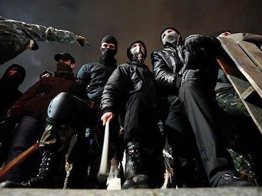 "Правый сектор" принимает активное участие в схватках на Грушевского "Правый сектор" принимает активное участие в схватках на Грушевского