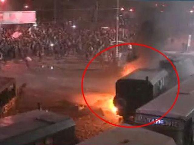 На Грушевского горит спецмашина правоохранителей На Грушевского горит спецмашина правоохранителей