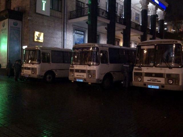 Около 25 автобусов с "Беркутом" едут в Киев из Межигорья, - СМИ